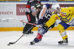 Fabian Schnyder (links) im Duell gegen Davos' Beat Forster. (Bild: Stefan Kaiser/Neue ZZ)