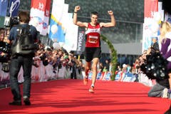 Markus Joho gewinnt bei den Männern auf der Halbmarathon-Strecke. (Bild: Roger Zbinden / Neue LZ)