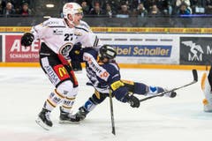 Luganos Alessandro Chiesa, links, bringt den Zuger Fabian Schnyder zu Fall. (Bild: Keystone/Alexandra Wey)