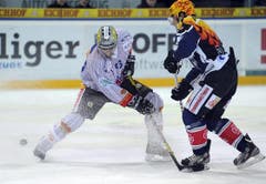 Gianni Ehrenspergerl, links, im Duell mit Damien Brunner. (Bild: Keystone)
