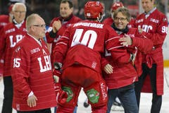 Marc Froidevaux (rechts) gratuliert seinem Sohn und Lausanner Spieler Etienne Froidevaux (Mitte). (Bild: Keystone / Jean-Christophe Bott)