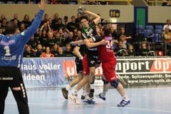 Kriens 10 Nicolas Raemy (links) gegen Berns 34 Alen Milosevic. (Bild: Roger Zbinden)