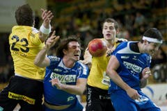 David Parolo (links) und Bjoern Froehlich (zweiter von rechts) von Otmar spielt um den Ball gegen David Nyffenegger (zweiter links) und Bojan Beljanski. (Bild: Keystone)