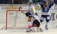 Ambris Alain Mieville (rechts) feiert den Treffer seines Teamkollegen Patrick Sidler, nicht im Bild, zum 2:0. (Bild: Keystone)