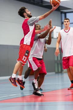 Sebastiano Morandi (am Ball) im Duell gegen Richard Carter. (Bild: PD/Urs Güttinger)