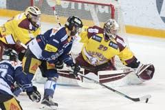 Josh Holden scheitert an Goalie Robert Mayer. (Bild: Urs Flüeler / Keystone)