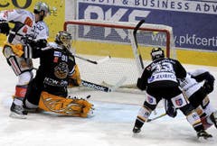 Der Zuger Corsin Casutt (ganz rechts) erzielt den Treffer zum 3:0. (Bild: Keystone/Karl Mathis)
