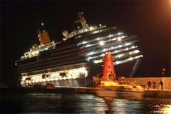 In der Nacht des 13. Januar 2012 gerät das Luxuskreuzfahrtschiff vor der toskanischen Insel Giglio in Schieflage. (Bild: Keystone / AP)
