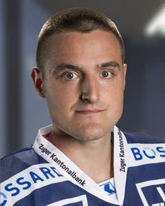 Alessandro Chiesa, Note 3 Intern als Beschützer beliebt. Aber seit zwei Jahren ohne Fortschritte und mit vielen Fehlern. Zieht nach Lugano weiter. Statistik: Quali: 48 Spiele, 2 Tore/7 Assists, 52 PIM, Minus-6-Bilanz. P-Runde: 6 Spiele, kein Tor/ 1 Assist, 14 PIM, Minus-4-Bilanz. (Bild: PD)