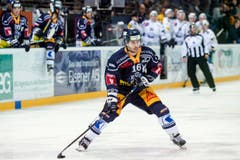 Zugs Rafael Diaz sucht eine Anspielperson. (Bild: Alexandra Wey / Keystone)