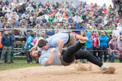 Das Duell von Mike Muellestein, oben, und Alexander Vonlaufen im 4. Gang. (Bild: Urs Flüeler / Keystone)