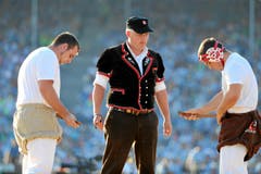 Zwei Schwinger ziehen die Hosen an vor dem 1. Gang zum Auftakt des Eidgenoessischen Schwing- und Aelplerfestes am 27. August 2016 in Estavayer-le-Lac. (Bild: Michael Buholzer)