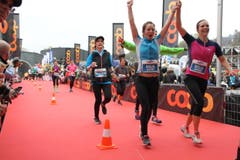 Einige der 10'000 Siegerinnen und Sieger beim Zieleinlauf. (Bild: Ramona Geiger/ Claude Hagen/LZ)