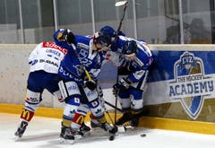 Zugs Cederic Maurer ergattert sich den Puck. (Bild: Werner Schelbert / Neue ZZ)