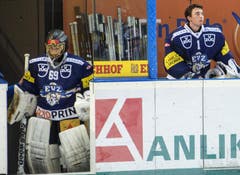 Gianluca Hauser (rechts) macht Robin Kuonen Platz. (Bild: Keystone)