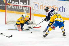 Robbie Earl vom EV Zug verpasst ein Tor. (Bild: Keystone)