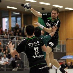 Kriens Daniel Baverud (rechts) mit einem Pass an den Kreisläufer Bojan Beljanski. (Bild: Philipp Schmidli/Neue LZ)