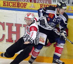 Esa Pirnes bringt den Schiedsrichter zu Fall. (Bild: Keystone)