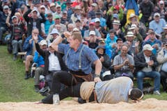 Joel Wicki, links, legt Daniel Boesch ins Sägemehl (Bild: Urs Flüeler, Keystone / Rigi Staffel, 09.07.2017)