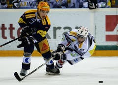 Zugs Reto Suri (links) gegen Ambris Marco Pedretti. (Bild: Keystone)