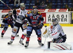 Kloten Flyers Stürmer Victor Stancescu, Mitte, gegen EV Zug Torhüter Jussi Markkanen. (Bild: Keystone)