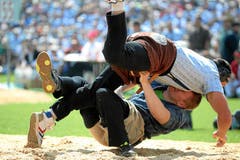 Thomas Sempach (oben) kämpft im 3. Gang gegen Marcel Kuster (unten) (Bild: Swiss-Image)