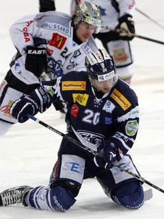 Zugs Duri Camichel (hinten) gegen Ambris Elias Bianchi. (Bild: Keystone)