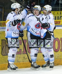 Adam Hasani, Killian Mottet und Tristan Vauclair von Fribourg feiern einen ihrer fünf Treffer. (Bild: Keystone)