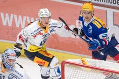Santeri Alatalo, links, im Duell mit Roman Wick. (Bild: Urs Flüeler/Keystone)