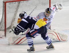 Raeto Raffainer erzielt den siegbringenden Penalty gegen Jussi Markkanen. (Bild: Keystone)