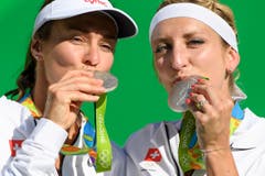 Martina Hingis, links, und Timea Bacsinszky, rechts, küssen ihre Silbermedaillen. (Bild: Keystone / Laurent Gilliéron)