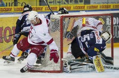 Biels Topscorer Ahren Spylo, links, im Kampf um den Puck gegen Zugs Manuel Gossweiler. (Bild: Keystone)