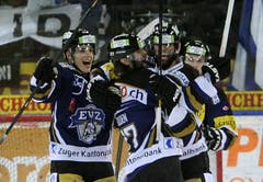 Martschini, Holden, Wozniewski und Casutt jubeln nach einem Treffer. (Bild: Keystone)