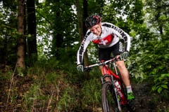 Mountainbike: Linda Indergand aus Silenen. Was liegt drin in Rio? Ihre erste Weltmeisterschaft auf Elite-Stufe Ende Juni hielt für Linda Indergand eine schöne Überraschung bereit. Die 23-jährige Urnerin wurde im tschechischen Nove Mesto Eliminator-Weltmeisterin. Diese Disziplin ist leider nichtolympisch. Im Cross Country zwei Tage später fuhr sie auf Rang 10. Das lag im Bereich der Erwartungen, mit ihrer Leistung zeigte sie sich zufrieden. Fünf Schweizerinnen gehören aktuell zu den Top 20 im Weltcup (Jolanda Neff, Alessandra Keller, Indergand, Kathrin Stirnemann und Esther Süss), aber nur zwei dürfen an den Olympischen Spielen in Rio starten (Neff und Indergand). Während Neff zu den Top-Anwärterinnen auf eine Medaille zählt, wäre ein Diplomplatz (Top 8) für Indergand bei ihrer Olympia-Premiere eine schöne Überraschung. (Bild: Keystone / Dominik Baur)