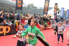 Die kleinen Sportlerinnen und Sportler wetteifern um den Sieg. Bilder von vielleicht ersten Wettkampffieber des Lebens. (Bild: Claude Hagen/LZ)