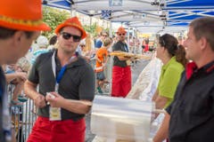 Weltrekordversuch, mit dem Ziel eines Eintrags im Guinessbuch der Rekorde: In Altstätten wird das längste Cordon bleu gemacht (Bild: Urs Bucher)
