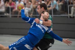 Rüdes Einsteigen des Thuners Luca Linder gegen den Krienser Thomas Hofstetter (vorne). (Bild: Boris Bürgisser / Neue LZ)