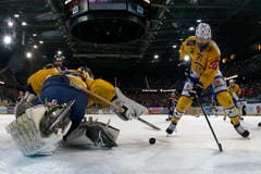 Der Davoser Goalie Leonardo Genoni, links, und der Davoser Verteidiger Claude-C. Paschoud. (Bild: Keystone)