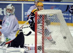 Damien Brunner trifft gegen Biel-Goalie Reto Berra. (Bild: Keystone)
