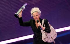 Ina Müller zeigt stolz ihren Echo. (Bild: Keystone)