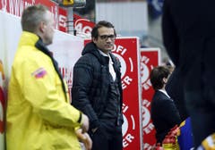 Der verletzte Kloten Flyers Stürmer Marcel Jenni (Mitte) bei der Spielerbank (Bild: Keystone)