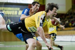 Der Krienser Benjamin Steiger (hinten) hält St. Gallens Alex Usik zurück. (Bild: Keystone)