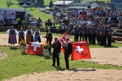 Sonntagsstille nach den ersten beiden Gängen mit dem Theologen Thomas Wallimann und dem Jodlerklub Wiesenberg, Fahnenschwinger, Alphornbläser und den Ehrendamen. (Bild: Robert Hess (Neue OZ))