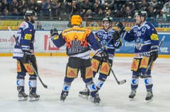 Josh Holden, Reto Suri, Samuel Erni und Andrew Hutchinson vom EV Zug jubeln (Bild: Keystone)