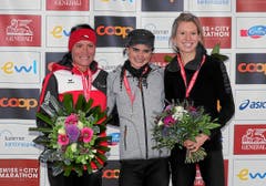 Blumen für die schnellsten Damen: Die Siegerin Franziska Inauen (M, Schweiz), die Zweitplatzierte Nicole Lohri (L, Schweizd) und die Drittplatzierte Isabell Gindrat-Keller (R, Schweiz) freuen sich über ihren Erfolg. (Bild: swiss-image.ch/Photo Andy Mettler)