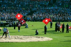 Fahnenschwinger zeigen ihre Kuenste am Eidgenoessischen Schwing- und Aelplerfest (ESAF) Estavayer 2016 in Payerne. (Bild: PETER SCHNEIDER)