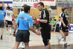 Andraz Podversic (rechts) diskutiert mit dem Schiedsrichter. (Bild: Roger Zbinden/Neue LZ)