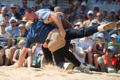 Schwingerkönig Kilian Wenger (oben) entscheidet die Ausmarchung gegen Lutz Scheuber für sich. (Bild: Keystone/Urs Flüeler)