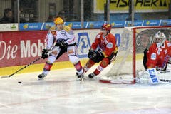 EVZ-Topskorer Damien Brunner (links) sucht seine Mitspieler. (Bild: Keystone)