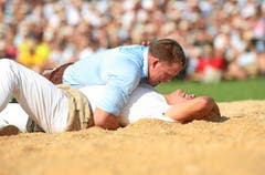 Matthias Sempach (oben) kämpft im 4. Gang gegen Reto Noetzli (unten) (Bild: Swiss-Image)